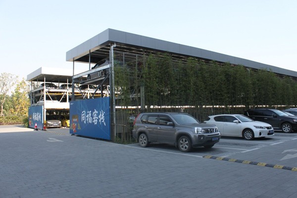  Khu trụ sở của Alibaba nằm cách sân bay khoảng 25 phút lái xe. Trên hình là khu vực đỗ ô tô khá thú vị với hàng rào cây xanh của công ty