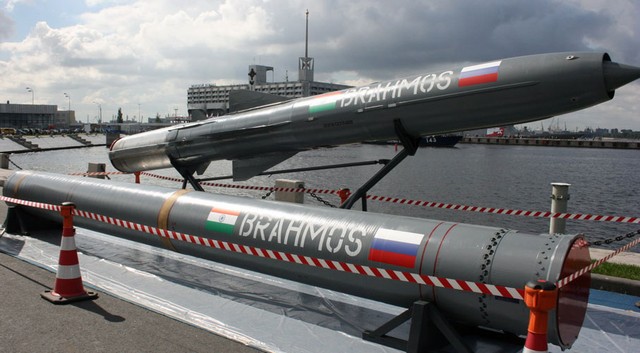 Việt Nam chọn sát thủ diệt hạm BrahMos hay lá chắn thép Pragati?