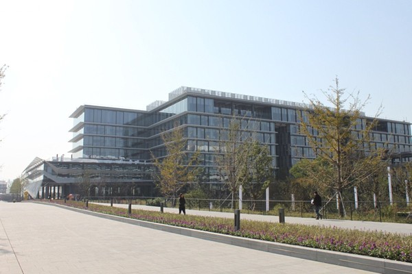  Toàn bộ khu Campus này là những tòa nhà phức hợp lớn, phục vụ chỗ làm việc cho 24.000 nhân viên.