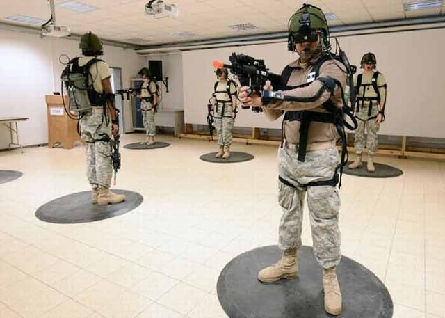Những binh lính này đeo ba lô đặc biệt có kết nối với dây quấn vào tay người lính và thiết bị hiển thị trên mũ.