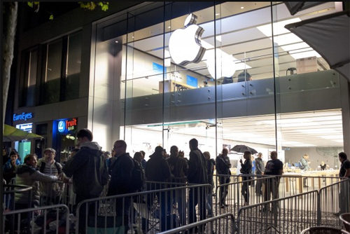 Người người xếp hàng mua iPhone: Sức hút chỉ thấy ở Apple?