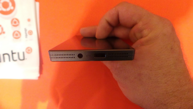 Cận cảnh r&otilde; n&eacute;t Ubuntu Edge, chiếc điện thoại sẽ l&agrave;m thay đổi l&agrave;ng di động