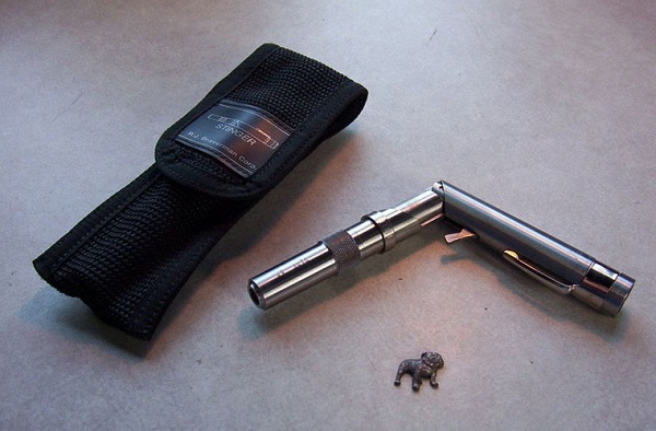  Súng bút có hình dạng hệt như một cây bút, khi bắn có thể uốn lại như một khẩu súng bình thường. Súng bút được sản xuất lần đầu từ những năm 1990 dùng cho các điệp viên.