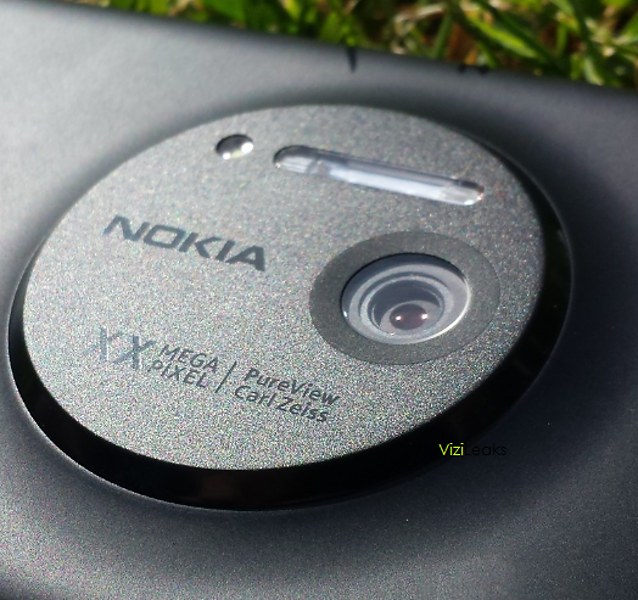 Loạt hình ảnh thực tế về Nokia EOS: Camera PureView kích thước lớn, hỗ trợ flash Xenon 