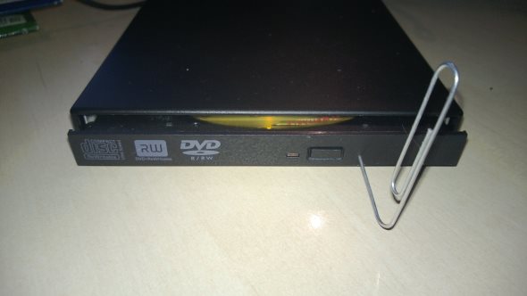 Làm sao khi DVD bị kẹt trong ổ đĩa máy tính?