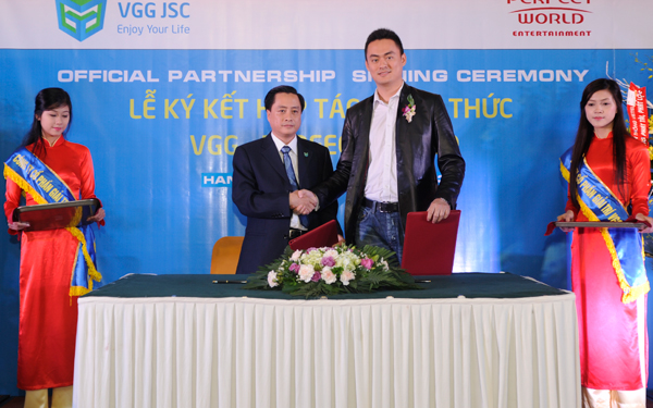 Các đại biểu chứng kiến Lễ ký kết hợp tác chiến lược giữa VGG JSC và Perfect World. Trái: ông Phan Mạnh Hà (Tổng Giám đốc VGG JSC), Phải: ông Sky Zhang (Tổng Giám đốc Perfect Online Holdings)