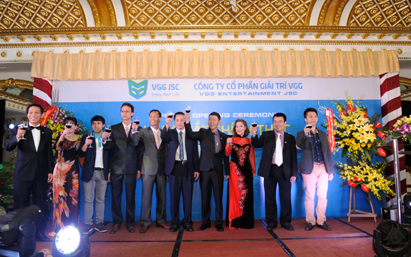 Hội đồng quản trị, Ban điều hành và các khách mời cùng nâng ly chúc mừng lễ ra mắt của VGG JSC