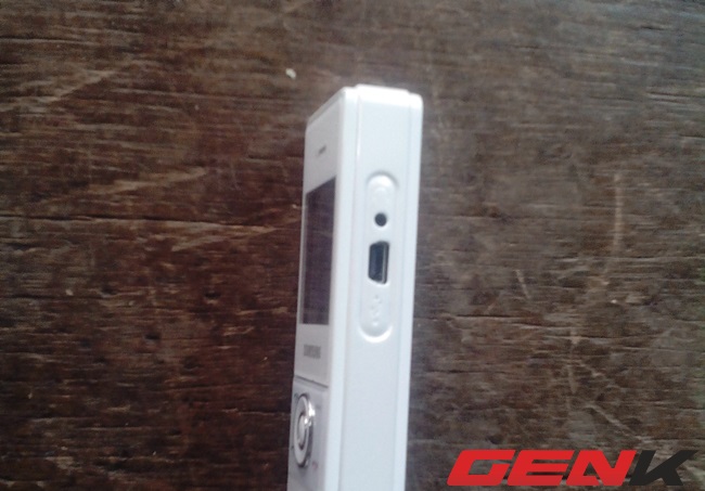 Cổng sạc và cổng kết nối với máy tính (Mini USB).