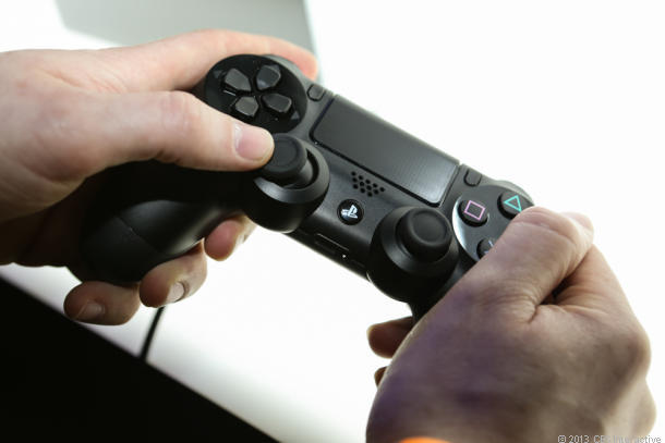 Mức giá của PS 4 thấp hơn Xbox One: Chiêu trò kinh doanh nhưng có thể là sai lầm của Sony