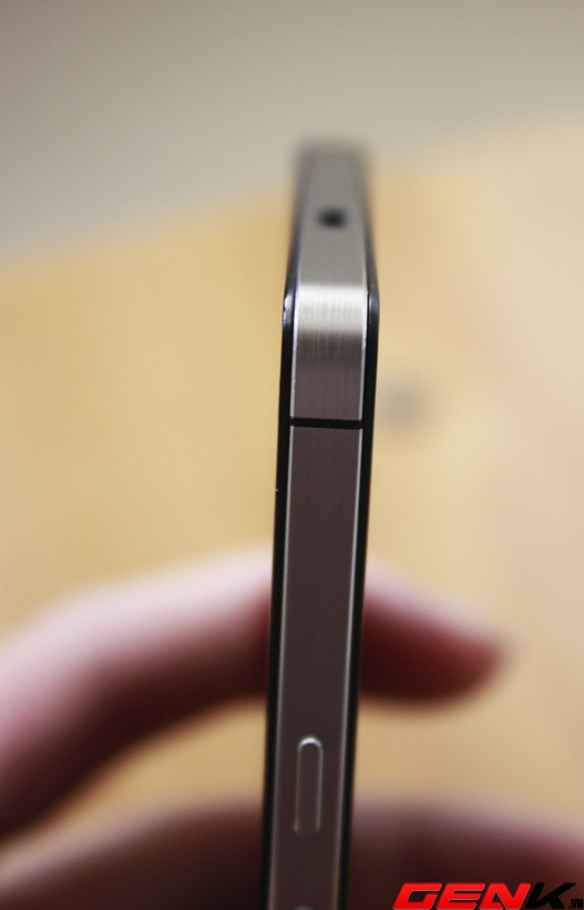  So sánh với iPhone 4S, chiếc điện thoại cũng được coi siêu mỏng với bề dày.