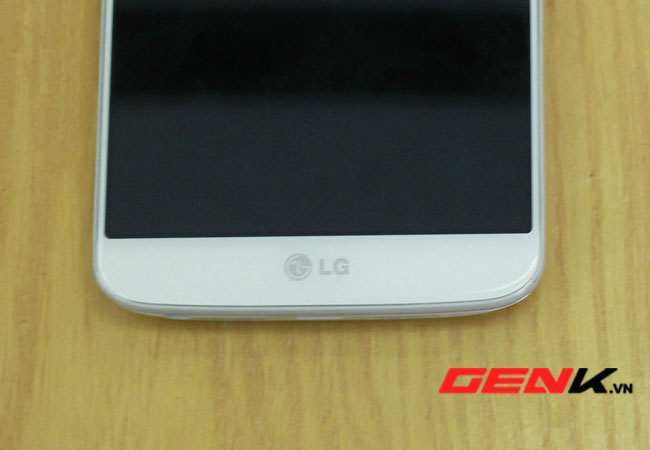  LG G2 không sử dụng phím bấm cảm ứng điện dung, thay vào đó, người dùng sẽ điều hướng bằng các nút bấm được tích hợp trên màn hình của máy. Đồng nghĩa rằng không gian sử dụng màn hình thật sự của G2 bị thu hẹp đi một chút.