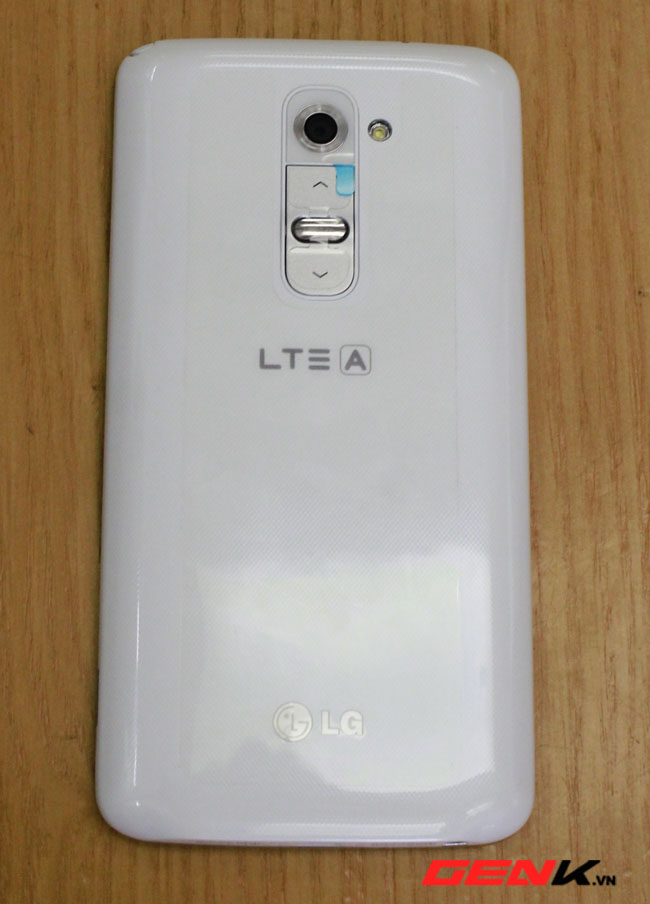  Mặc dù vậy, ấn tượng nhất về thiết kế của LG G2 là các nút bấm của máy được bố trí ở mặt lưng, điều khá "dị" và chưa thấy xuất hiện trên một chiếc điện thoại này. Cách thiết kế lạ lẫm này đã khiến tôi phải mò một lúc để tìm nút nguồn mở máy ở các cạnh viền như thường lệ trước khi động đến lưng máy.