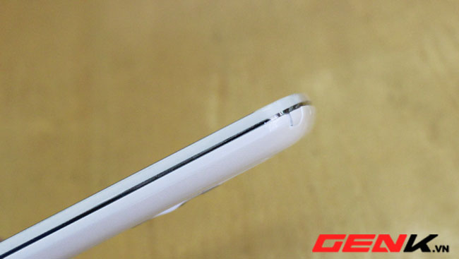  Đây là phiên bản LG G2 dành cho thị trường Hàn Quốc nên được tích hợp ăng ten.