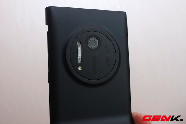 Cận cảnh bộ phụ kiện chính hãng dành cho Lumia 1020