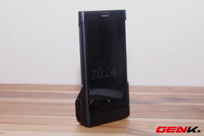  Camera Grip giúp Lumia 1020 có thể đứng nghiêng trên mặt phẳng.