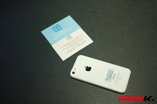 Mổ xẻ iPhone 5c đầu ti&ecirc;n tại Việt Nam