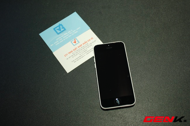 Mổ xẻ iPhone 5c đầu ti&ecirc;n tại Việt Nam