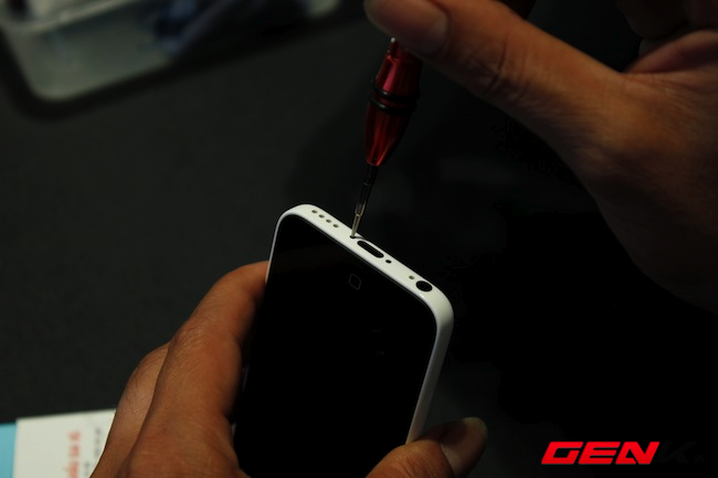 Mổ xẻ iPhone 5c đầu ti&ecirc;n tại Việt Nam