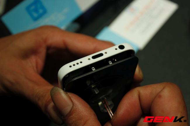 Mổ xẻ iPhone 5c đầu ti&ecirc;n tại Việt Nam