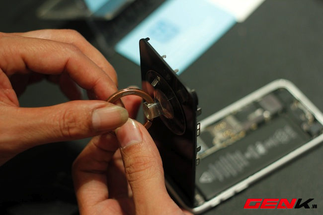 Mổ xẻ iPhone 5c đầu ti&ecirc;n tại Việt Nam