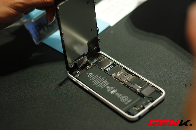 Mổ xẻ iPhone 5c đầu ti&ecirc;n tại Việt Nam