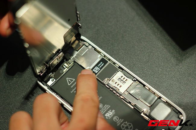 Mổ xẻ iPhone 5c đầu ti&ecirc;n tại Việt Nam