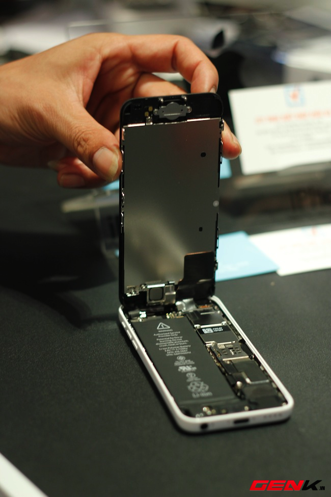 Mổ xẻ iPhone 5c đầu ti&ecirc;n tại Việt Nam