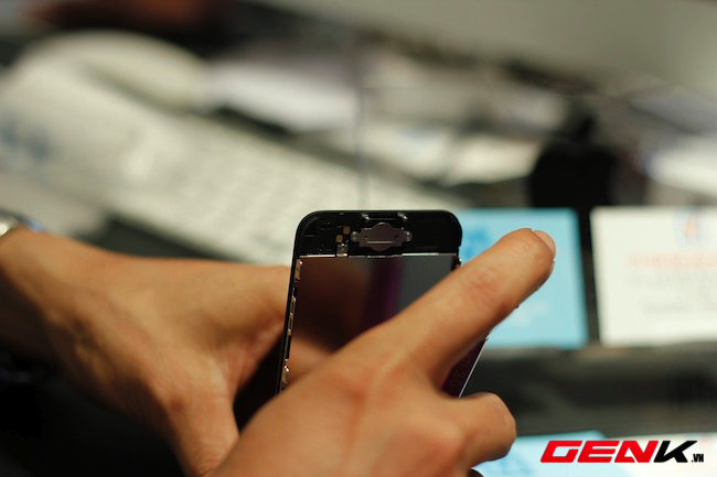 Mổ xẻ iPhone 5c đầu ti&ecirc;n tại Việt Nam