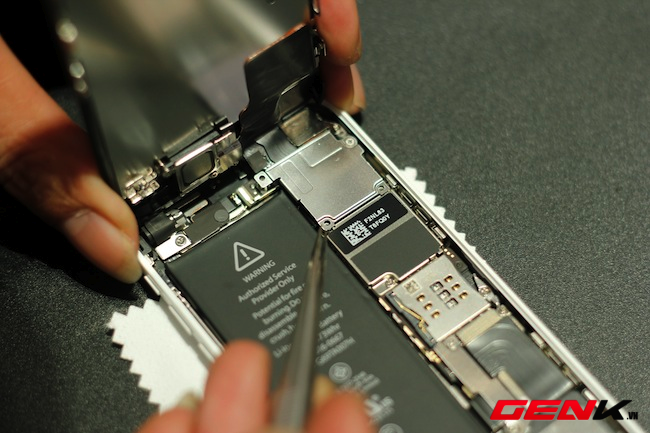 Mổ xẻ iPhone 5c đầu ti&ecirc;n tại Việt Nam