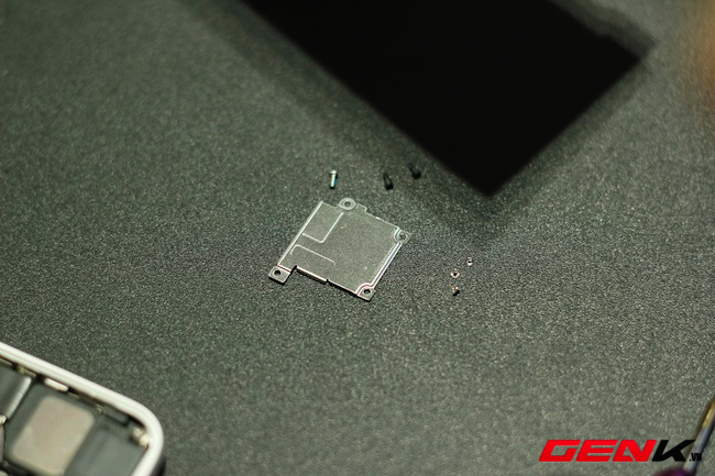 Mổ xẻ iPhone 5c đầu ti&ecirc;n tại Việt Nam