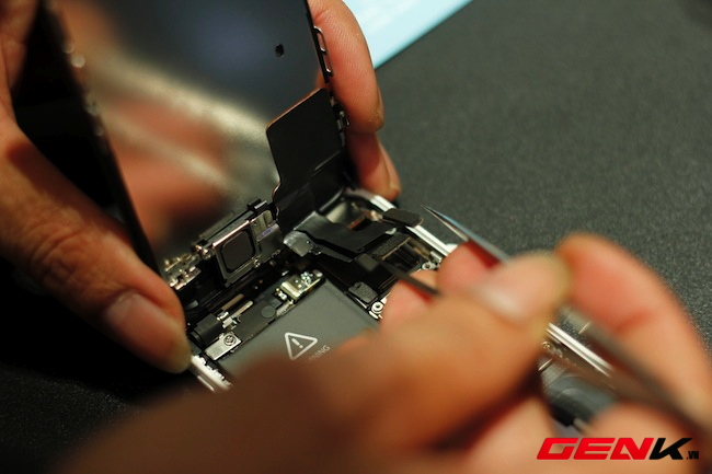 Mổ xẻ iPhone 5c đầu ti&ecirc;n tại Việt Nam