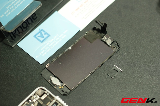 Mổ xẻ iPhone 5c đầu ti&ecirc;n tại Việt Nam