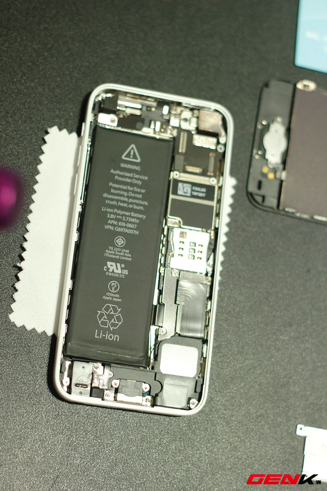 Mổ xẻ iPhone 5c đầu ti&ecirc;n tại Việt Nam