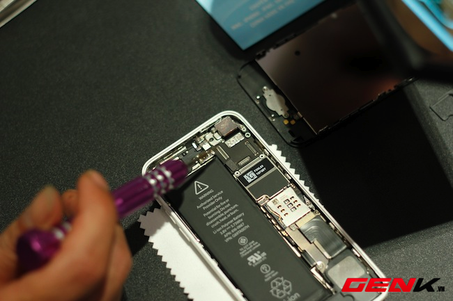 Mổ xẻ iPhone 5c đầu ti&ecirc;n tại Việt Nam