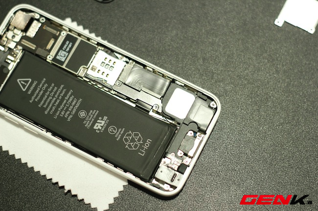 Mổ xẻ iPhone 5c đầu ti&ecirc;n tại Việt Nam