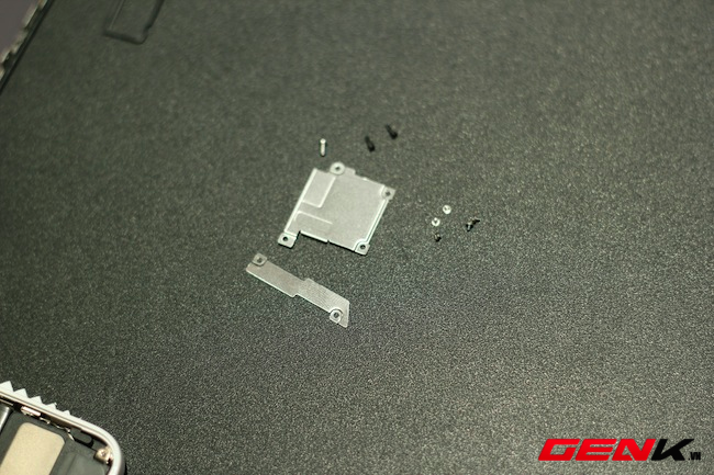 Mổ xẻ iPhone 5c đầu ti&ecirc;n tại Việt Nam