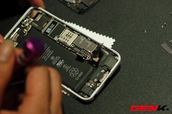 Mổ xẻ iPhone 5c đầu ti&ecirc;n tại Việt Nam