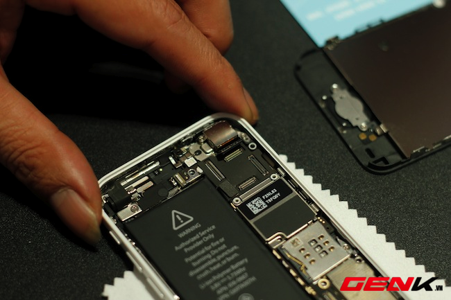 Mổ xẻ iPhone 5c đầu ti&ecirc;n tại Việt Nam