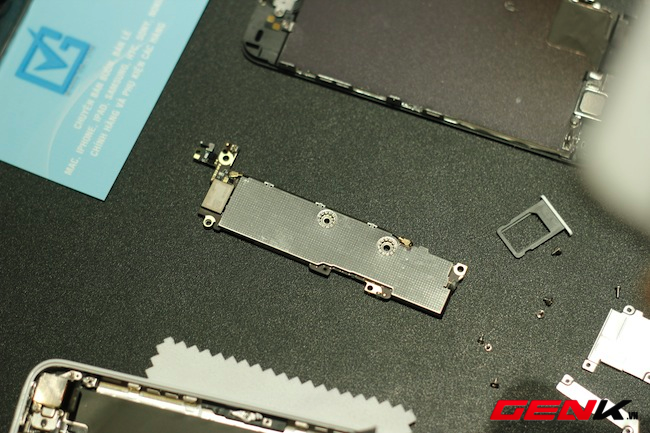 Mổ xẻ iPhone 5c đầu ti&ecirc;n tại Việt Nam