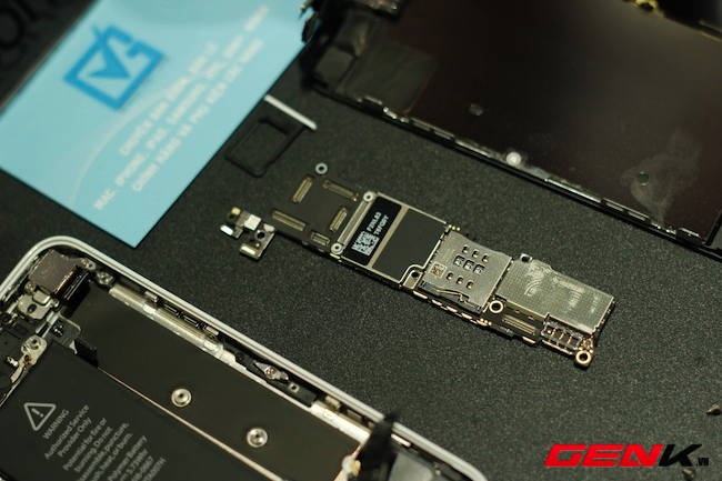 Mổ xẻ iPhone 5c đầu ti&ecirc;n tại Việt Nam