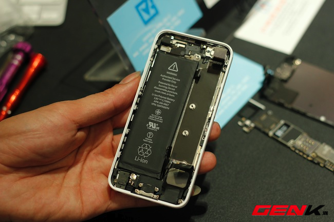 Mổ xẻ iPhone 5c đầu ti&ecirc;n tại Việt Nam