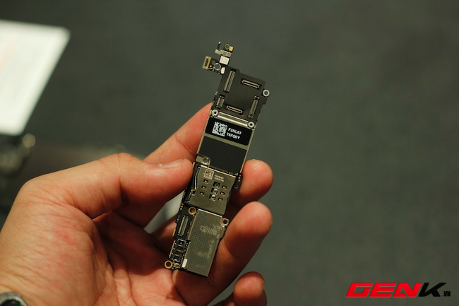 Mổ xẻ iPhone 5c đầu ti&ecirc;n tại Việt Nam