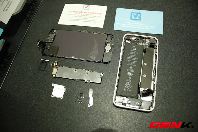 Mổ xẻ iPhone 5c đầu ti&ecirc;n tại Việt Nam