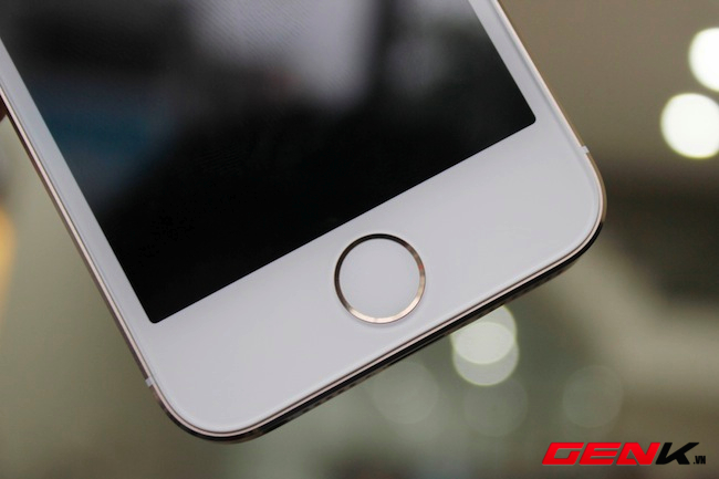  iPhone 5s nổi bật với phím Home được trang bị TouchID.