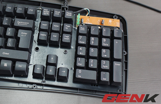  Điểm khác biệt của Zalman K380 đó là khi tháo vít ở mặt lưng, chúng ta chỉ tháo được mặt trên của bàn phím,các nút bấm vẫn hoạt động bình thường.