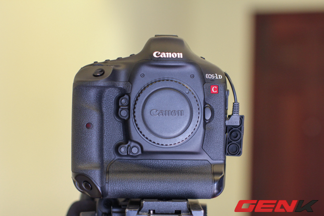 Thiết bị mới của Canon sẽ có kiểu dáng tương dự dòng EOS-1D.