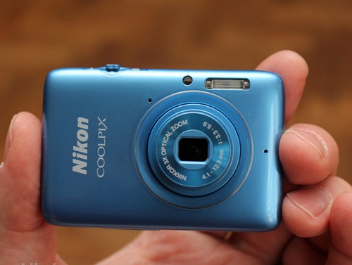  Coolpix S02 là một trong những chiếc máy ảnh nhỏ nhất hiện nay.