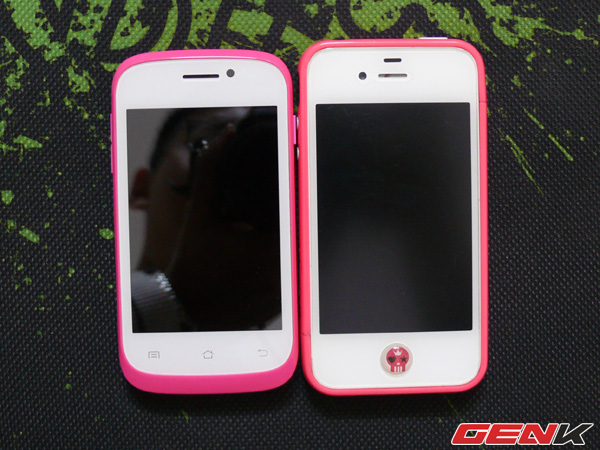 HKPhone ZIP 3G (trái) và iPhone 4s (phải)