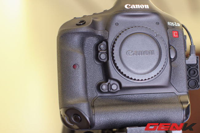 Thân máy khá đồ sộ so với các máy DSLR và nổi bật với chứ C đỏ.