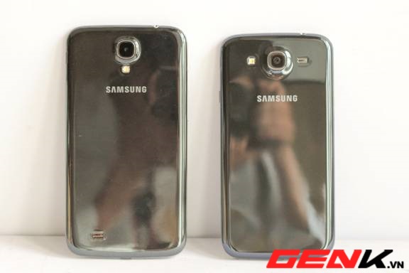  Mặt sau của Mega 6.3 giống Galaxy S 4 còn Mega 5.8 lại giống S III.